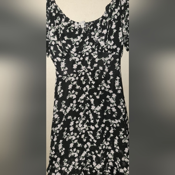 LOVE TREE Women Floral Puff Sleeve Romper - Picture 8 of 9